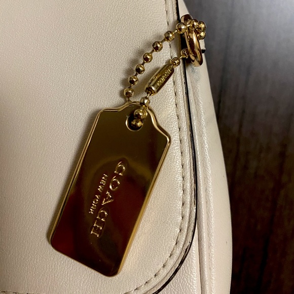 *open pockets
*snap closure
*strap can be shoulder carry and also a crossbody - Picture 5 of 9